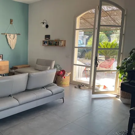 Rent this 3 bed house on Nexeau Recherche De Fuites in Marseille (Paca), Rue de l'Écluse