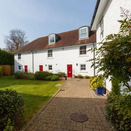 Rent this 3 bed townhouse on The White Hart in Tonbridge Road, Sevenoaks Weald