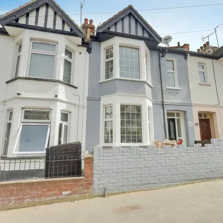 Rent this 3 bed townhouse on Ronald Park Avenue in Southend-on-Sea, SS0 9QW