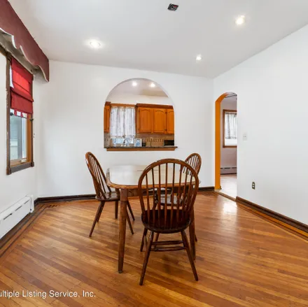 Image 8 - 37 Eldridge Avenue, New York, NY 10302, USA - House for sale