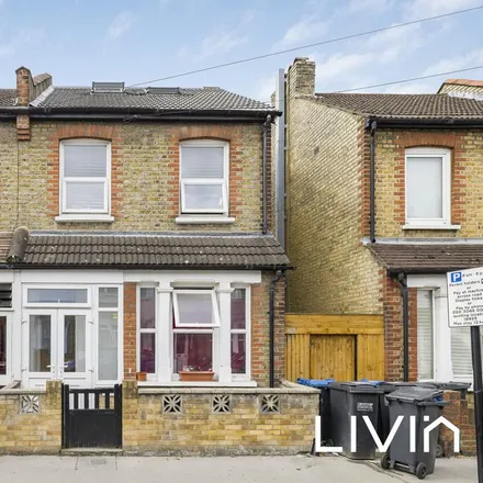 Rent this 5 bed townhouse on Cecil Road in London, CR0 3BR