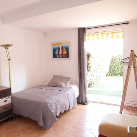 Rent this 2 bed apartment on Rue de Provence in 83250 La Londe-les-Maures, France