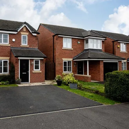 Rent this 3 bed duplex on Dumers Chase in Hollins, M26 2TH