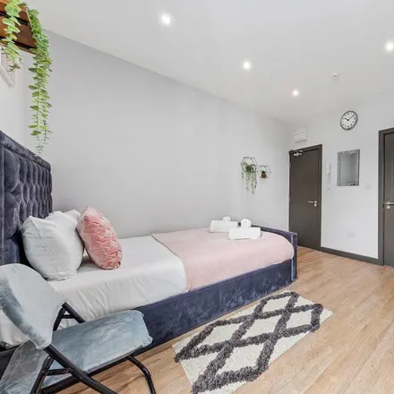 Rent this studio apartment on 80 Sydenham Road