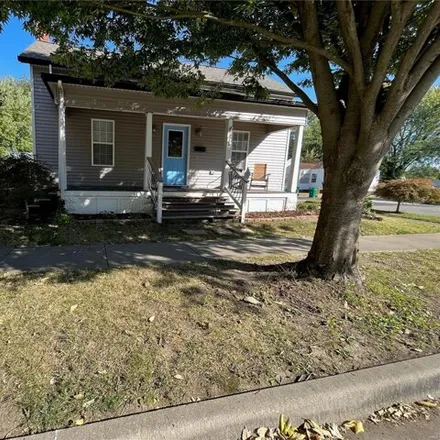 Rent this 3 bed house on 290 West 4th Street in Petersburg, O'Fallon