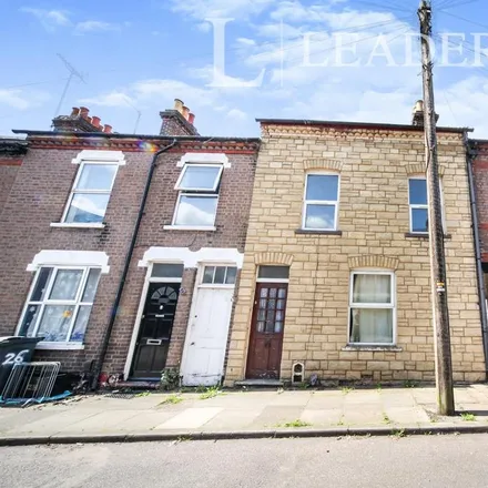 Rent this 5 bed townhouse on Cowper Street in Luton, LU1 3RZ