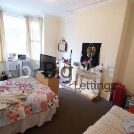 Rent this 9 bed townhouse on Hyde Park Road in Leeds, LS6 1PX
