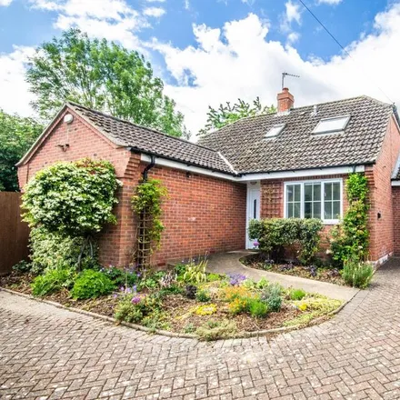 Rent this 4 bed house on Highfield Close in Ickleton Road, Duxford