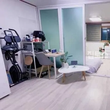 Rent this studio apartment on 서울특별시 송파구 방이동 151-13