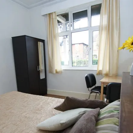 Rent this 6 bed apartment on 10 Old Oak Road in London, W3 7HN