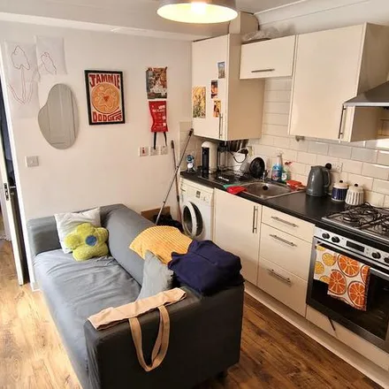 Image 2 - 398 Hoe Street, London, E17 9AA, United Kingdom - Apartment for rent