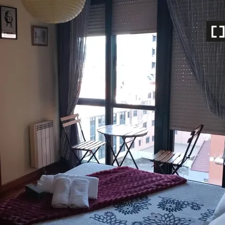Rent this 3 bed room on Calexón do Viso in 36206 Vigo, Spain