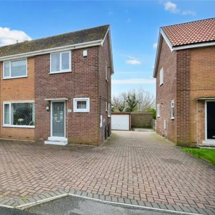 Buy this 3 bed duplex on Langdale Road in Oulton, LS26 8XE