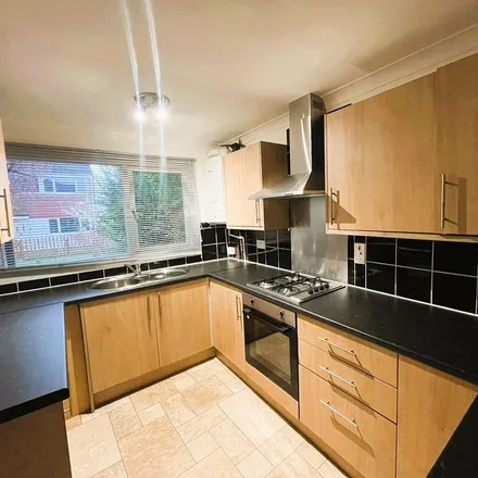 Image 3 - Thrales Close, Luton, LU3 3RR, United Kingdom - Townhouse for rent