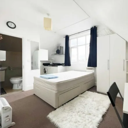 Image 2 - 420 Uxbridge Road, London, W12 0NP, United Kingdom - Apartment for rent