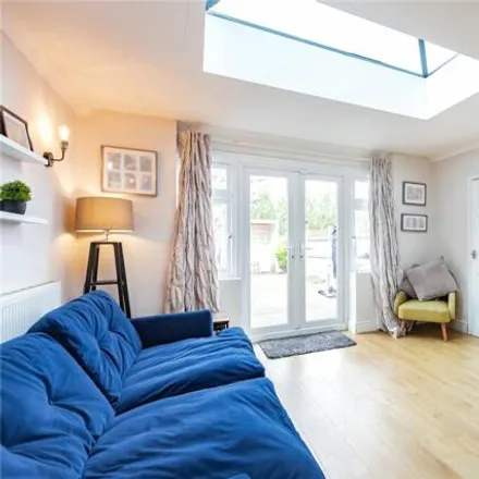 Image 2 - Copthorne Gardens, London, RM11 3DL, United Kingdom - Townhouse for sale