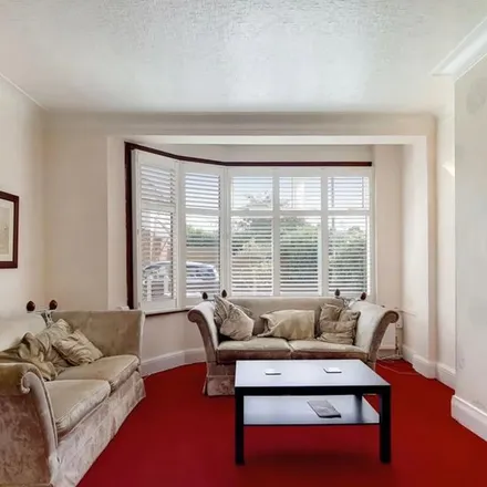 Rent this 3 bed apartment on Stoneycroft Road in London, IG8 8ED