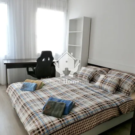 Rent this 3 bed apartment on Párizsi udvar in Debrecen, Péterfia utca