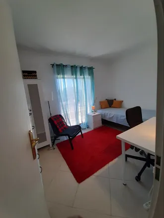 Rent this 4 bed room on Rua do Facho 3 in 2825-146 Almada, Portugal