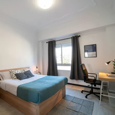 Rent this 5 bed room on Carrer del Doctor Josep Juan Dòmine in 11, 46011 Valencia
