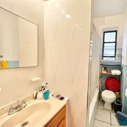 Image 9 - 45-54 40th Street, New York, NY 11104, USA - House for sale