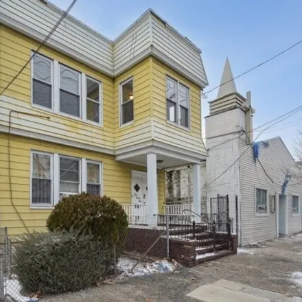Rent this 3 bed house on Upshaw Temple Church of God in South 18th Street, Newark