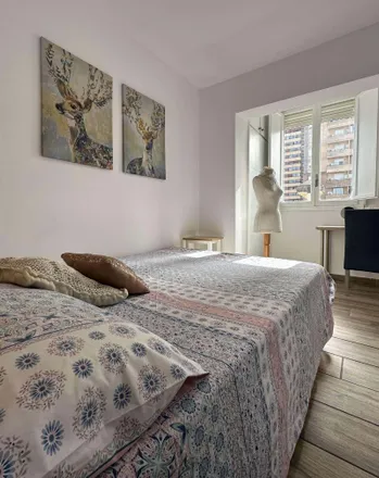 Rent this 5 bed room on Carrer de José María Haro (Magistrat) in 61, 46022 Valencia