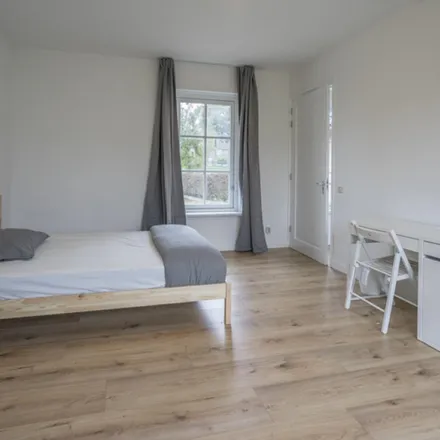 Rent this 8 bed room on Osdorperweg 937 in 1067 SW Amsterdam, Netherlands