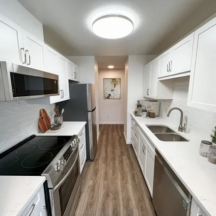 Image 2 - 850 Admirals Road, Esquimalt, BC V9A 2P2, Canada - Apartment for rent