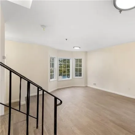 Image 4 - 31 Laguna Lane, New York, NY 10303, USA - Duplex for sale