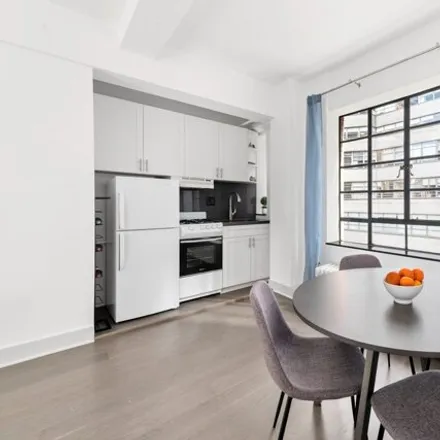 Image 2 - 140 East 40th Street, New York, NY 10016, USA - Apartment for sale
