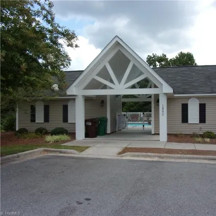 Image 2 - 4900 Streamside Drive, Guilford County, NC 27301, USA - Loft for sale