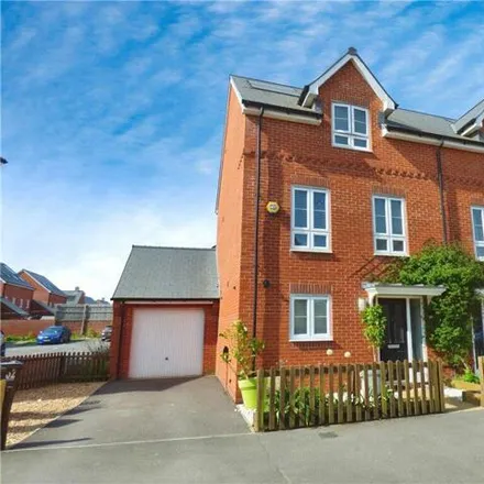 Buy this 3 bed townhouse on Kingsman Drive in Hedge End, SO32 2GJ