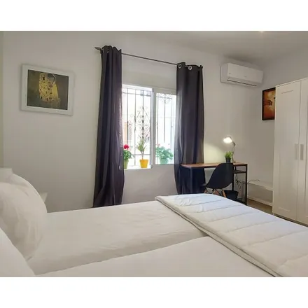 Image 2 - Carrer de Xulilla, 11, 46011 Valencia, Spain - Room for rent