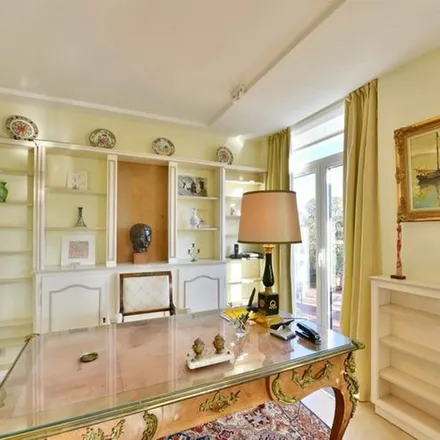 Rent this 3 bed apartment on Avenue des Éperons d'Or - Gulden-Sporenlaan in 1050 Ixelles - Elsene, Belgium
