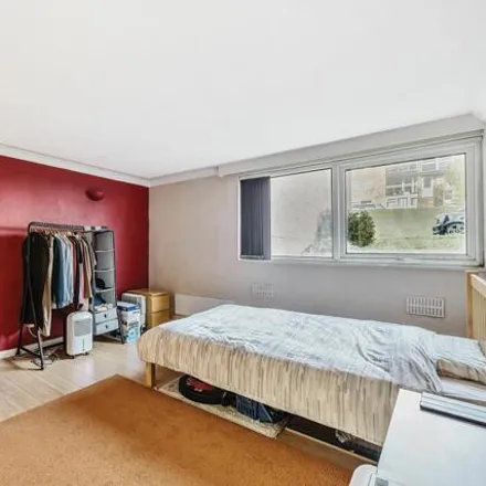 Image 3 - Warwick Court, Northlands Drive, Winchester, SO23 7AN, United Kingdom - Apartment for sale
