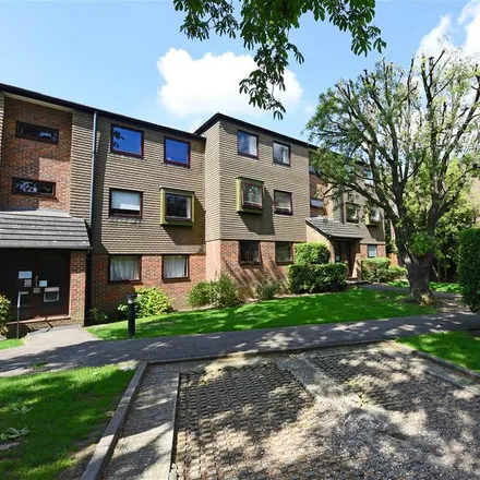 Rent this 2 bed apartment on Hanah Court in London, SW20 8HP
