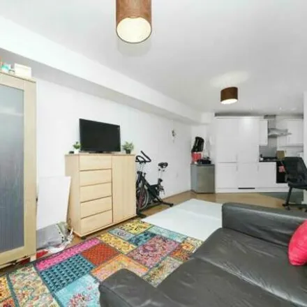 Image 5 - 25 Douro Street, Old Ford, London, E3 2TS, United Kingdom - Apartment for sale