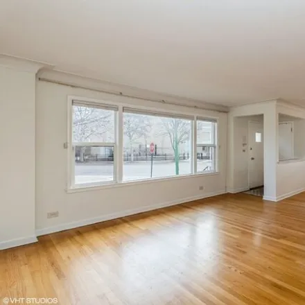 Image 4 - 6100 North Keating Avenue, Chicago, IL 60646, USA - House for sale