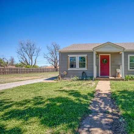 Buy this 2 bed house on 961 South 9th Street in Kingfisher, OK 73750