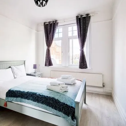 Image 3 - D&S, 128 Arthur Road, London, SW19 8AA, United Kingdom - Apartment for rent
