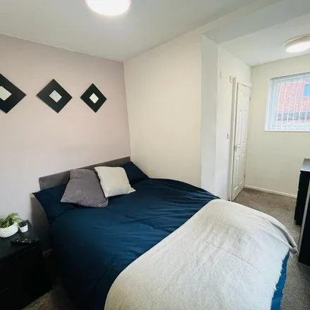 Rent this 6 bed apartment on Barnsley Street in Wigan, WN6 7HZ