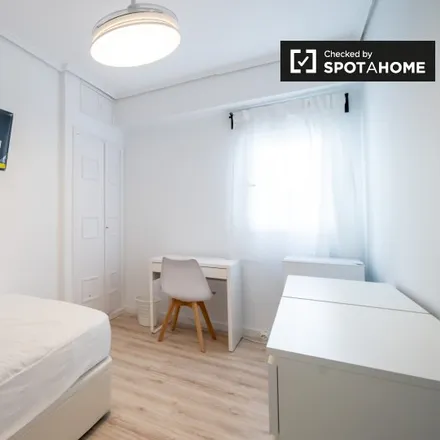 Rent this 6 bed room on Carrer de la Florista in 37, 46015 Valencia