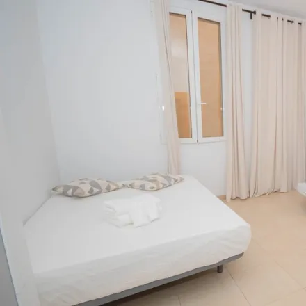 Rent this 3 bed apartment on Madrid in Plaza de Pedro Zerolo, Calle de las Infantas