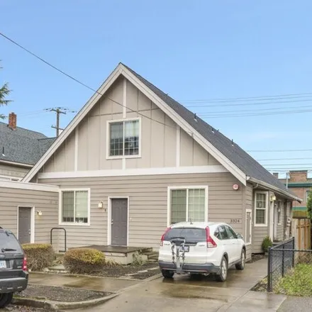 Buy this 6 bed house on 3324 Southeast 11th Avenue in Portland, OR 97202