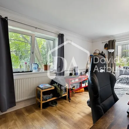 Rent this 5 bed apartment on Highbury New Park in London, N5 2DG