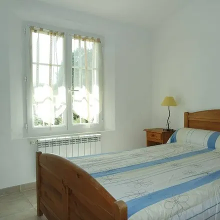 Rent this 5 bed house on 84240 La Tour-d'Aigues