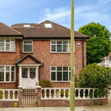 Rent this 6 bed house on Arden Road in London, N3 3AE