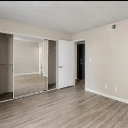 Image 1 - 1011 East Broadmor Drive, Tempe, AZ 85282, USA - Room for rent