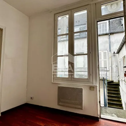 Rent this 1 bed apartment on 12 Rue Saint-Antoine in 60200 Compiègne, France